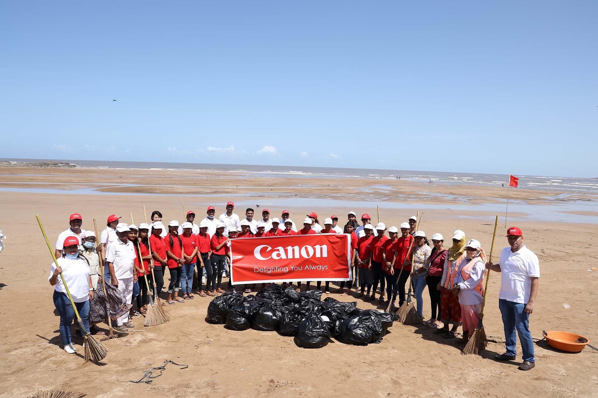 Canon India pledges long-term efforts in tackling coastal pollution,  conducts a beach cleanliness drive in Mumbai